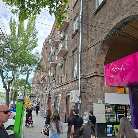 Прекрасная 4-Ех Комнатная Квартира В Самом Центре エレバン エクステリア 写真